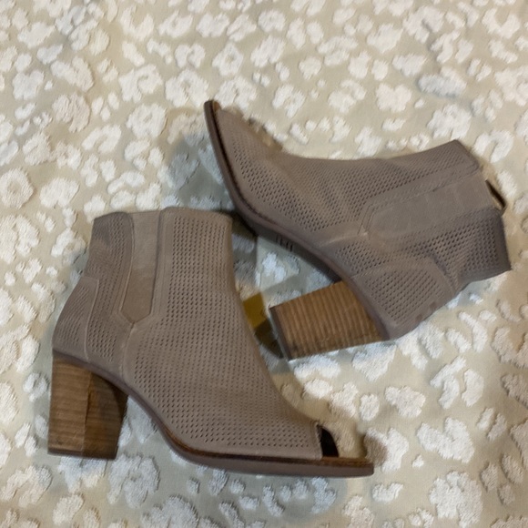 TOMS Majorica Suede Preforated Peep Toe Booties Desert Taupe 9.5 - Picture 4 of 4
